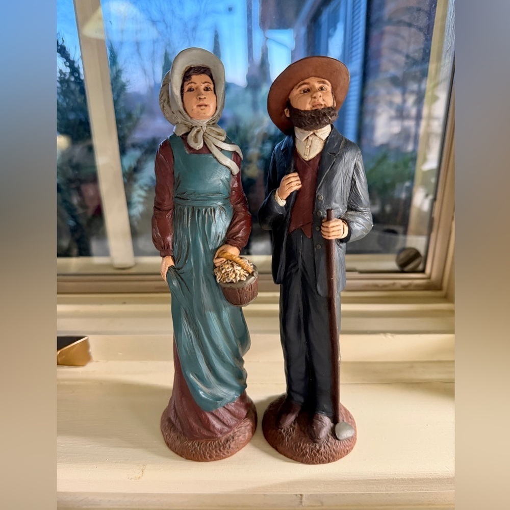 AMISH, TnT 1993, RESIN, MAN & WOMAN. HAND-PAINTED STATUES WITH A MATTE FINISH.
